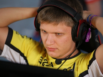 UP分享中单Qing问答：Ning是队伍老大哥 Baolan是可爱的小大哥